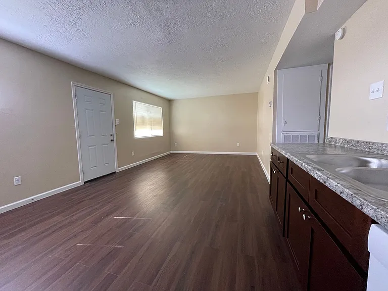 Main Plaza Apartments — Photo 9