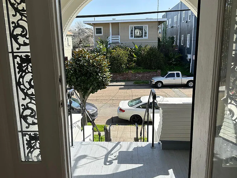 1833 Linden St — Photo 4