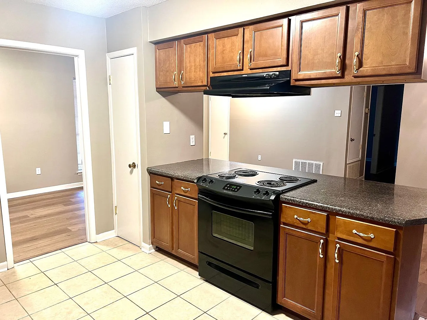 3/2 Brick home with new floors, new paint, large yard — Photo 4