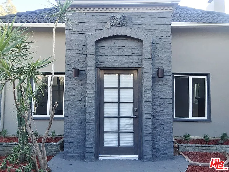 2 bed, 2.0 bath, 1465 sqft, $7,200 — Photo 2