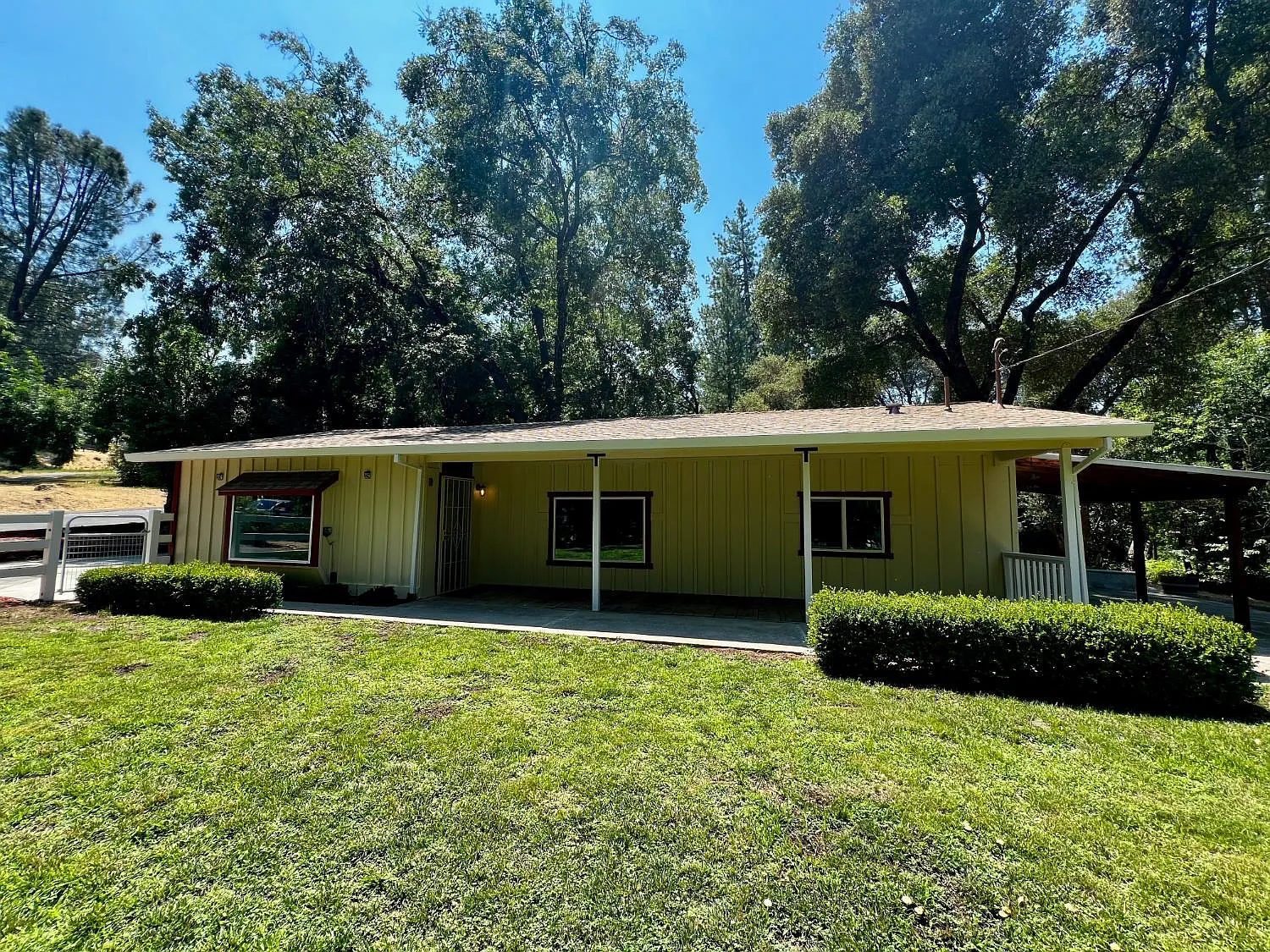 3 bed, 2.0 bath, 1068 sqft, $2,395 — Photo 2