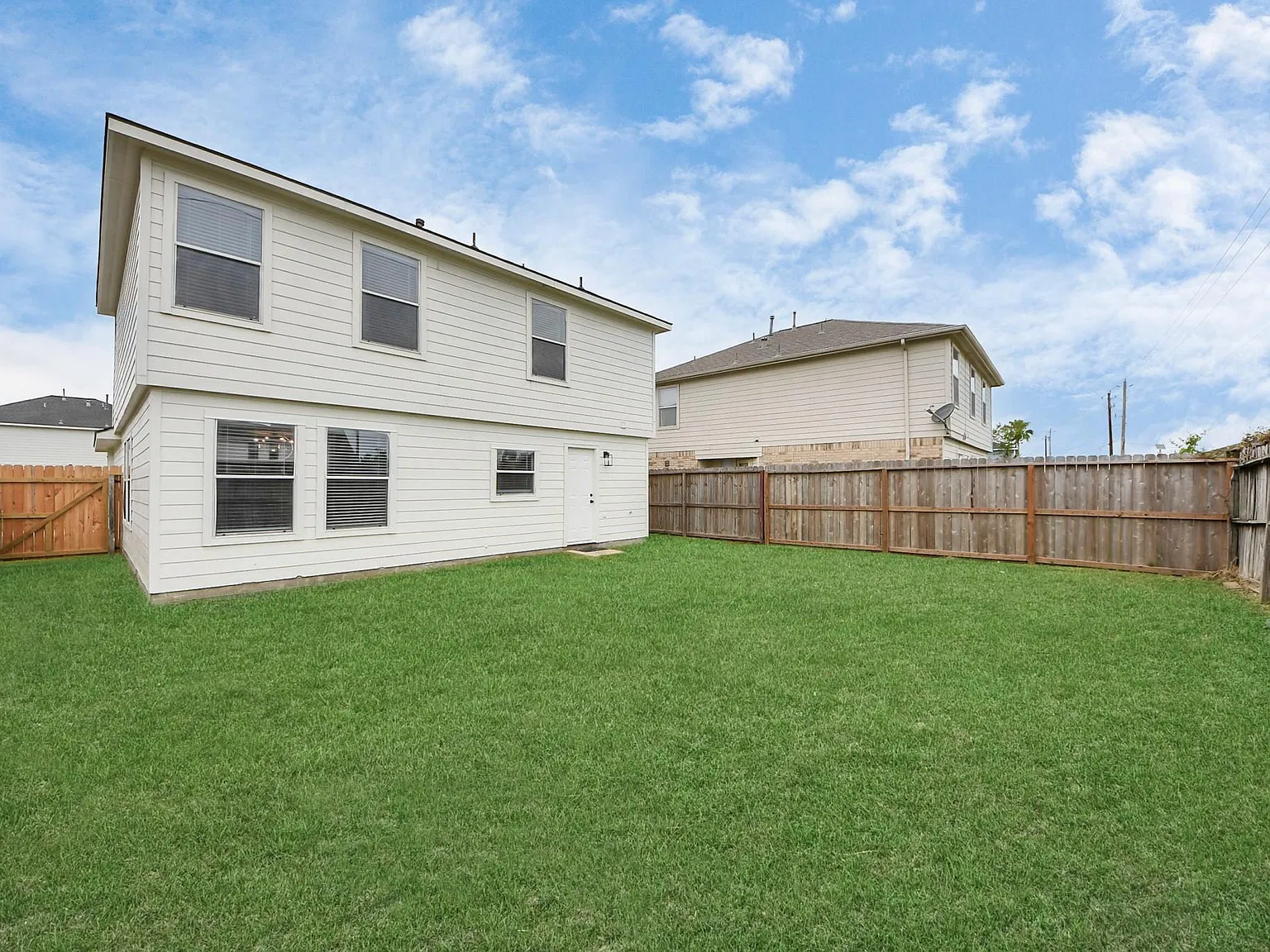 3 bed, 2.5 bath, 1560 sqft, $2,195 — Photo 2