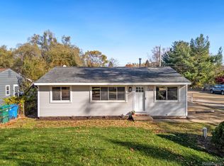 3106 Woodlawn St, Walled Lake, MI 48390