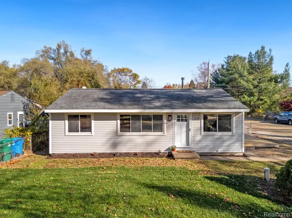 3106 Woodlawn St, Walled Lake, MI 48390