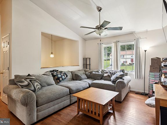 3rd image of 40 Plumosa Dr