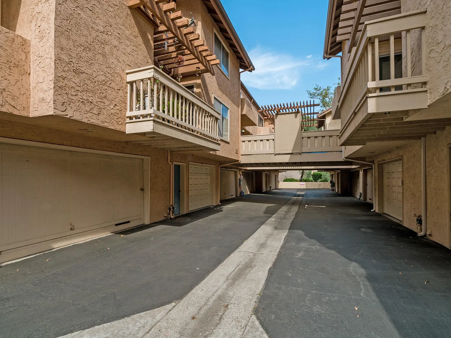 2 bed, 1.5 bath, 1053 sqft, $3,300 — Photo 2