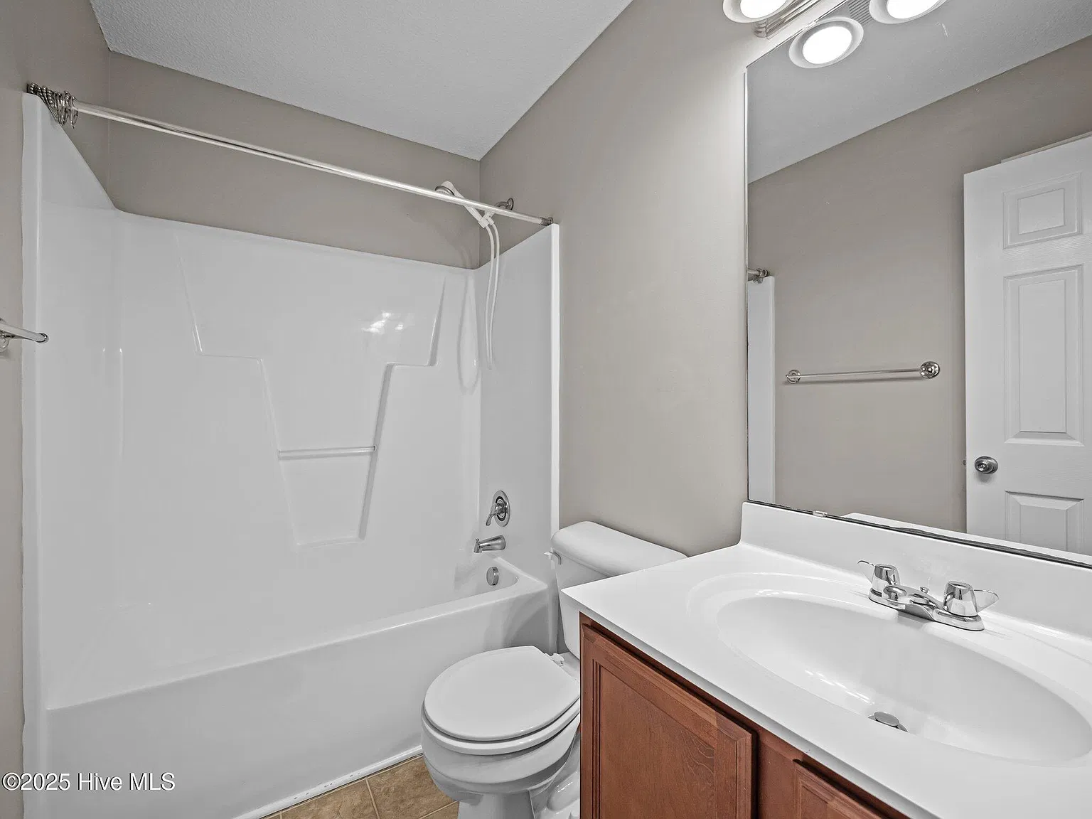 3 bed, 2.0 bath, 1587 sqft, $1,850 — Photo 4