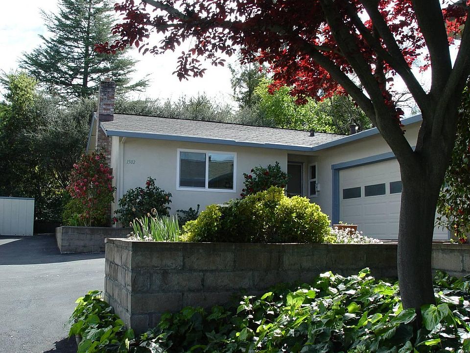 1502 Neotomas from the entry driveway. Welcome !!