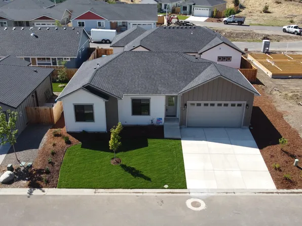 271 Oak Valley Dr, Talent, OR 97540