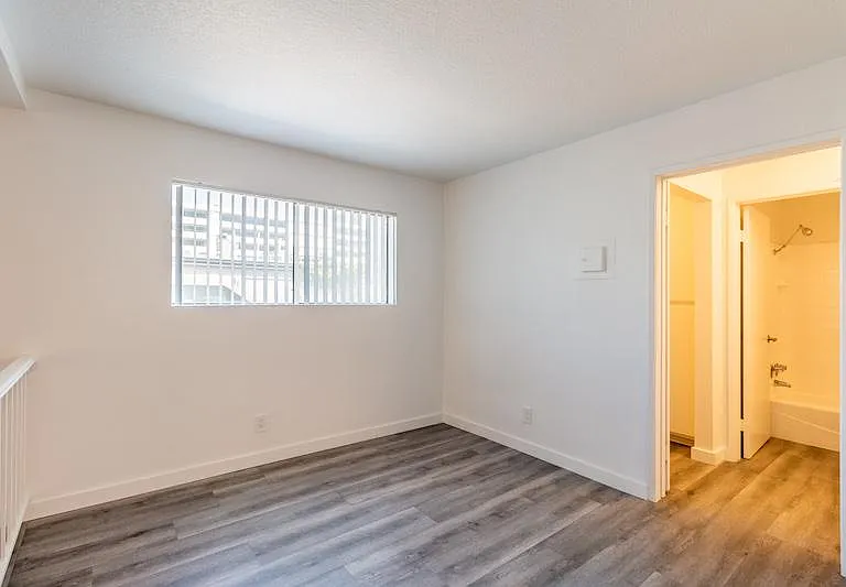 550 Sqft bedroom