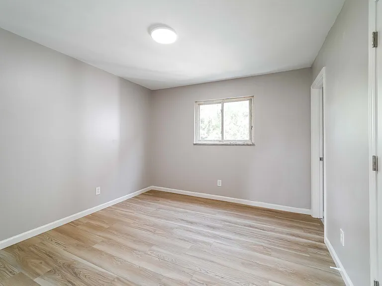 1075 Oak St — Photo 37
