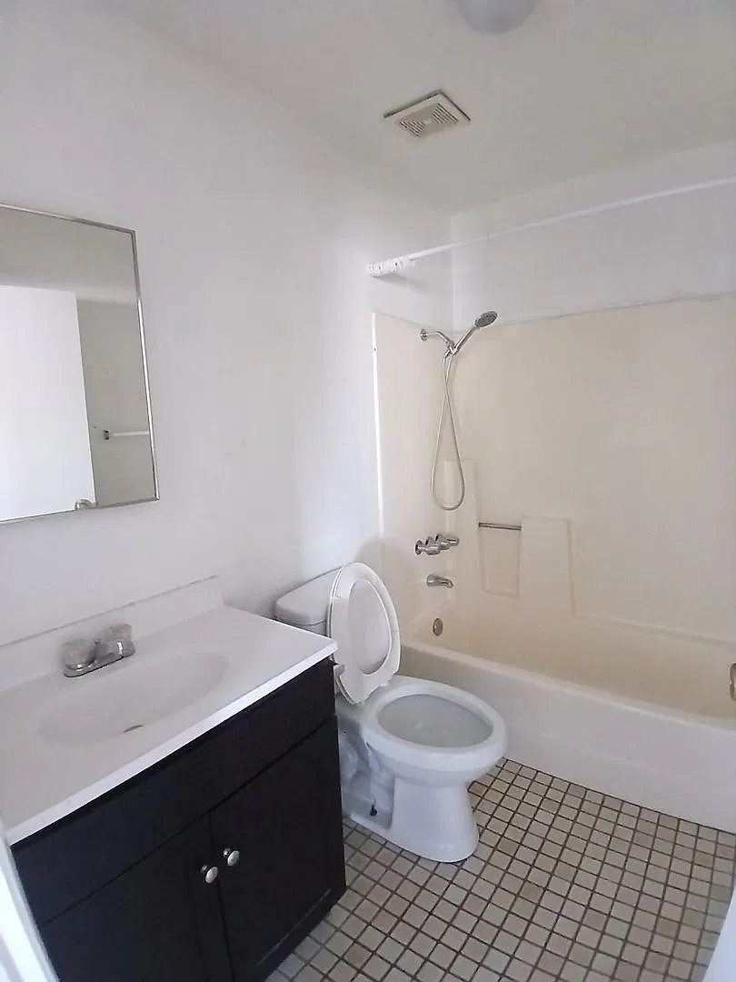 110 W E St — Photo 2