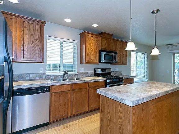 3 bed, 2.5 bath, 1441 sqft, $2,400 — Photo 2