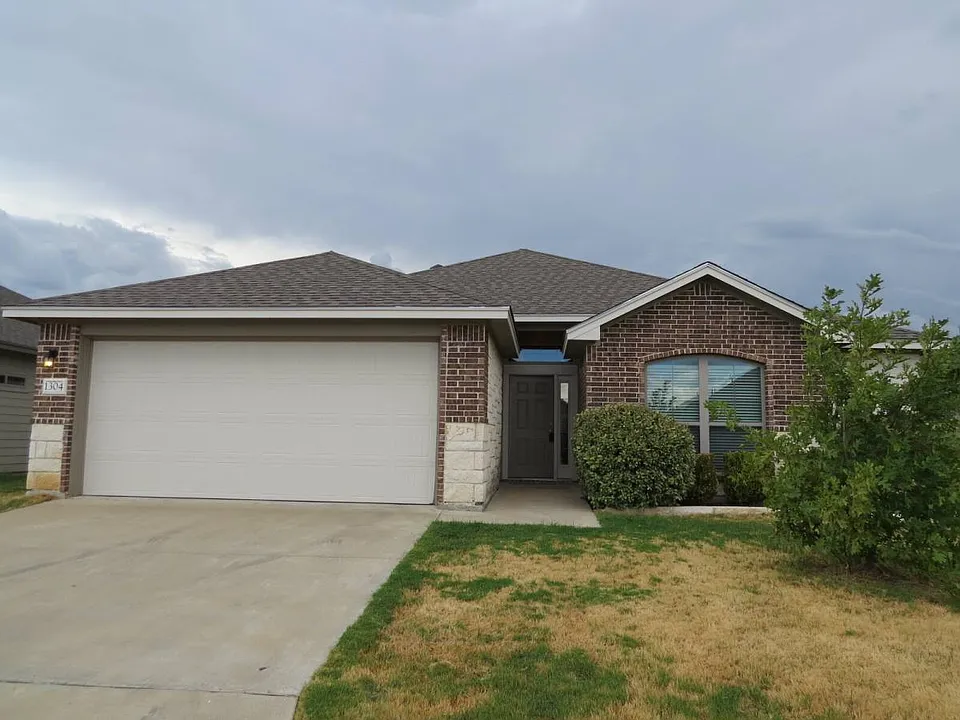 1304 Lakeway Crossing Dr