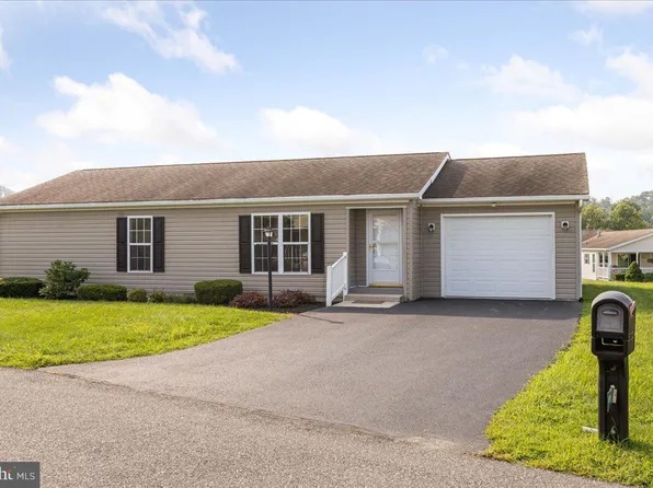 10 Blackbird Ct, Bechtelsville, PA 19505
