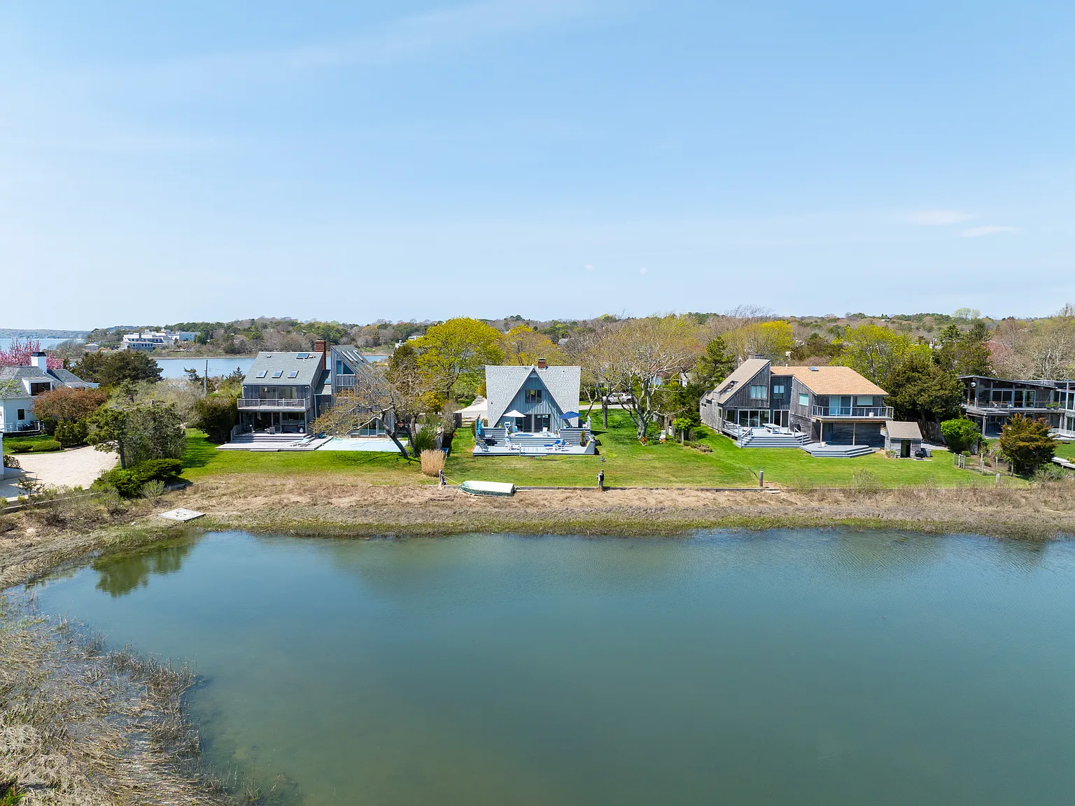 Delightful 3 Bedroom Waterfront Home — Photo 3