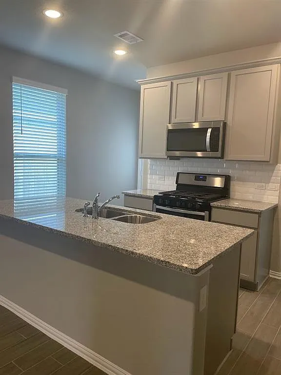 3 bed, 2.0 bath, 1602 sqft, $2,150 — Photo 4