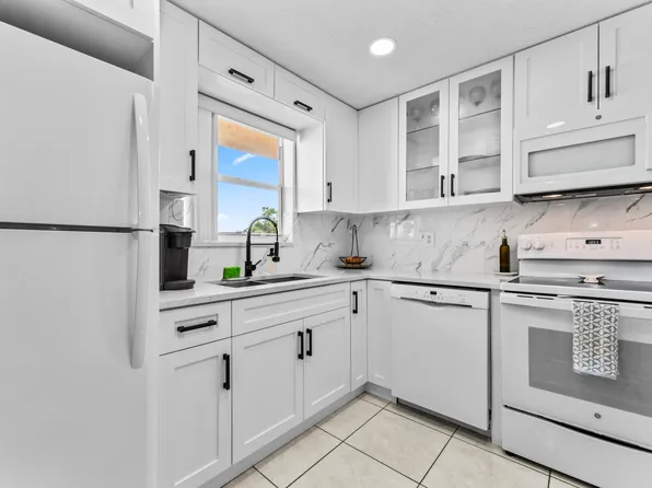 225 Bonnie Boulevard #302, Palm Springs, FL 33461