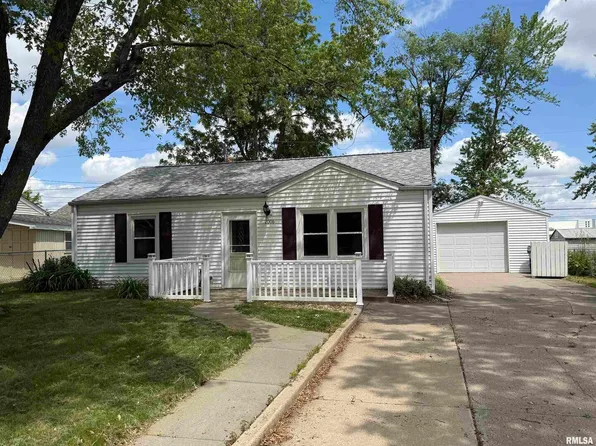 2006 W 75th Pl, Davenport, IA 52806
