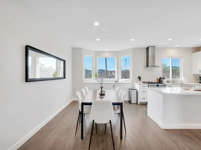 940 Warwick Ave — Photo 6