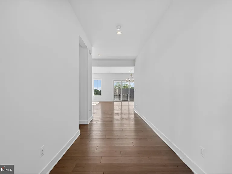 861 N Manchester St — Photo 27