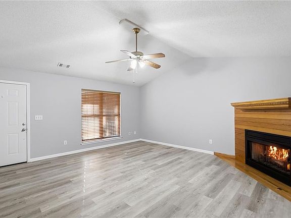 5th image of 1139 Davis Rd W