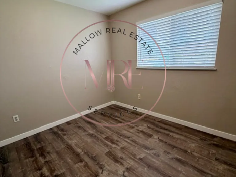 1198 Reo Dr — Photo 7