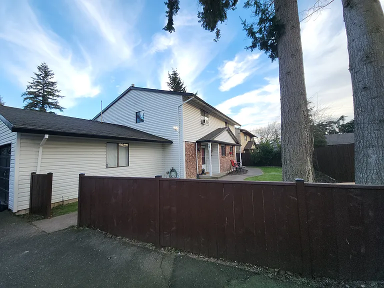 38 NE 143rd Ave — Photo 4