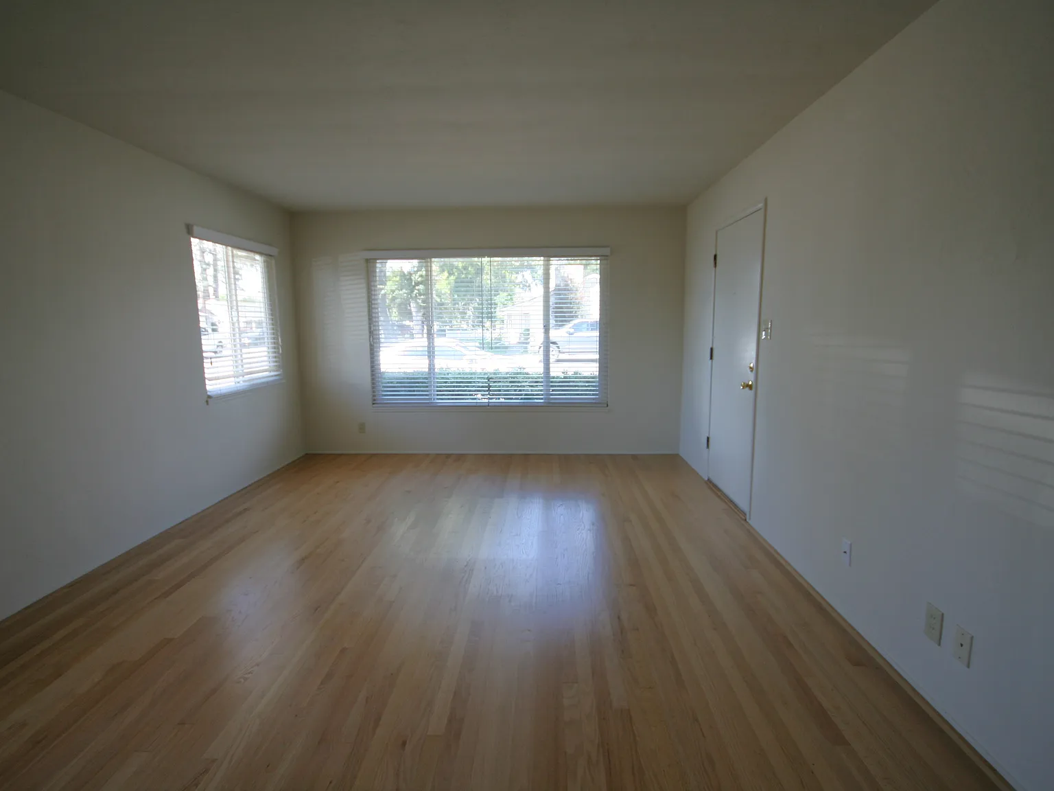 2 bed, 850 sqft, $3,200 — Photo 3