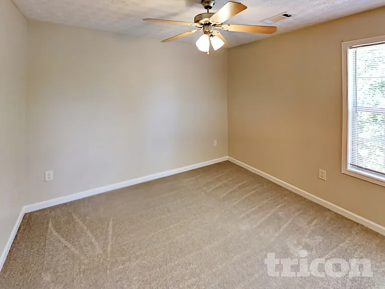 1047 Wedgewood Ct — Photo 5
