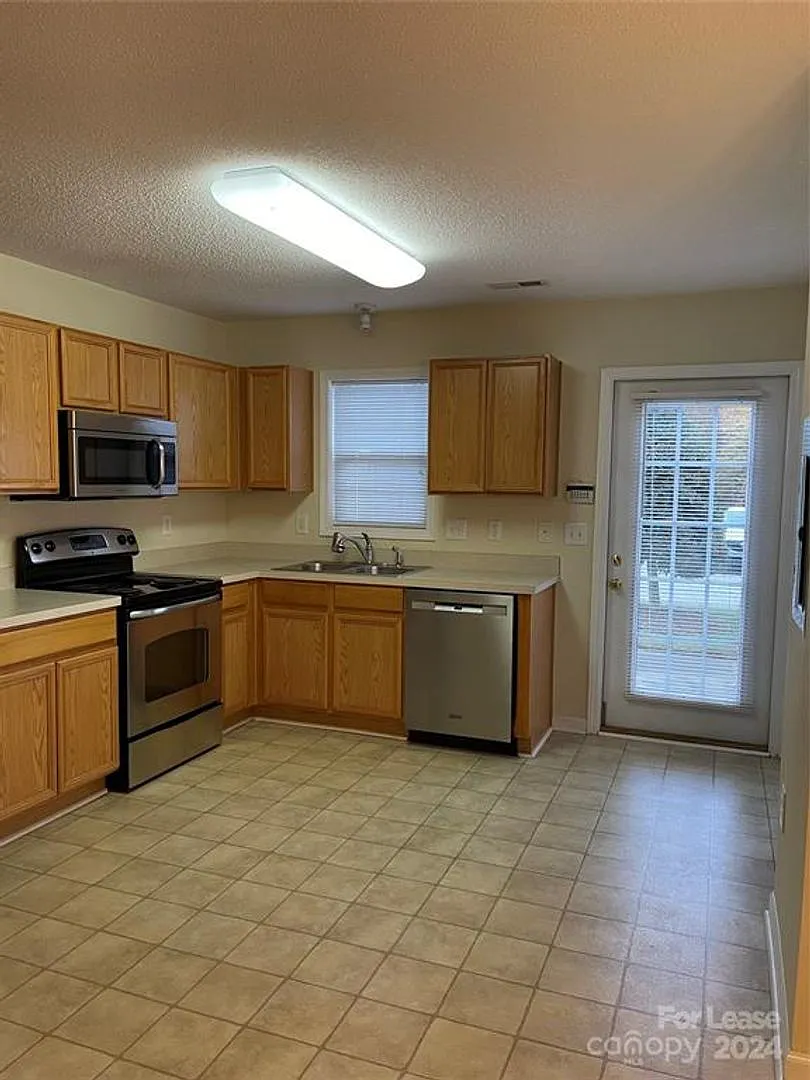 Charming 2 Bedroom Townhouse with Included Lawncare — Photo 3
