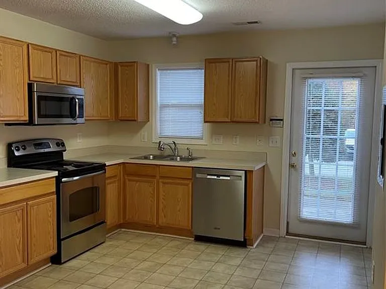1615 Oak Leaf Dr NW — Photo 2
