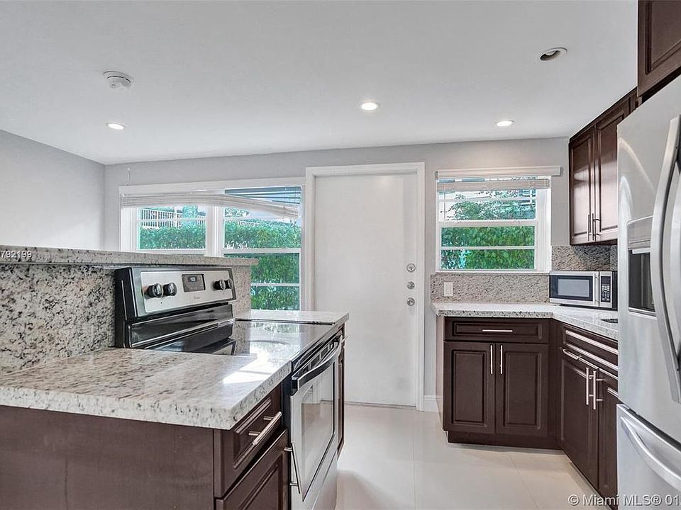 2nd image of 6865 Bay Dr APT 22