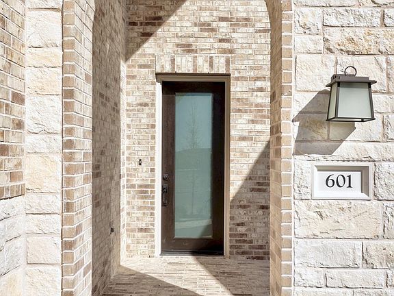 2nd image of 601 Buckaroo Dr