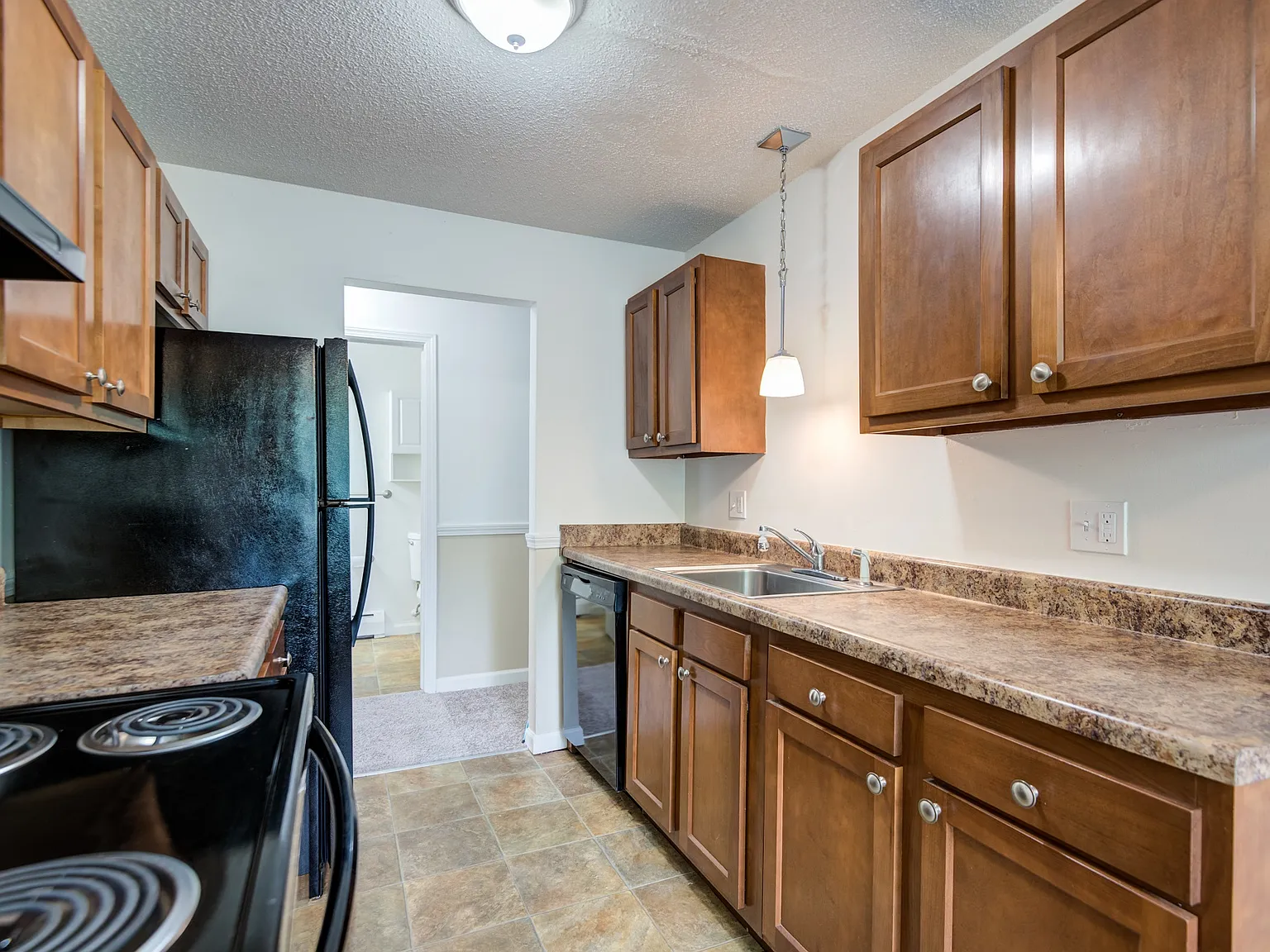 Parkway Manor Apartment Homes — Photo 1