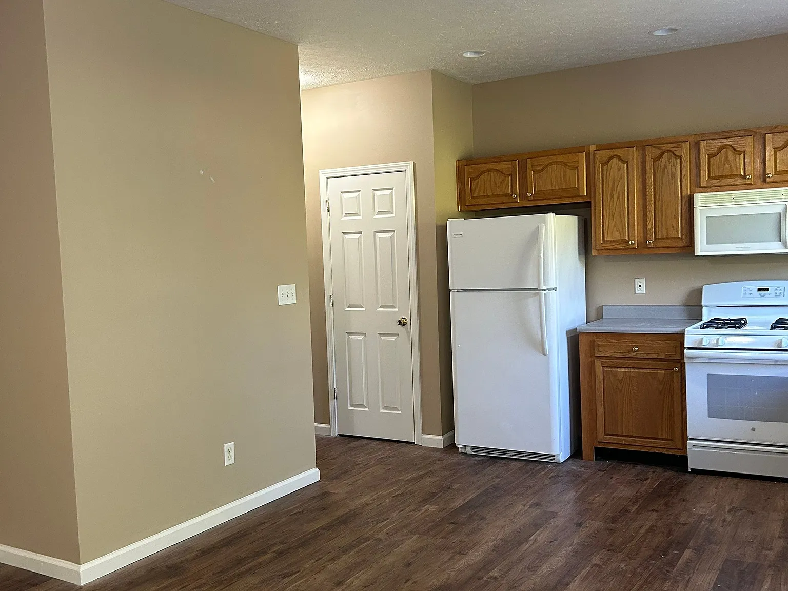 Ledyard Townhomes- Rent By The Bed — Photo 4