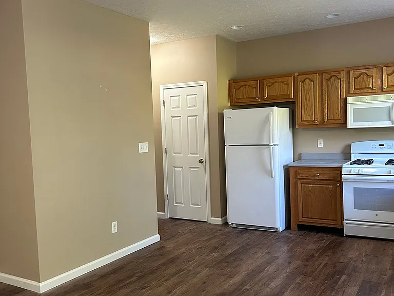 Ledyard Townhomes- Rent By The Bed — Photo 4