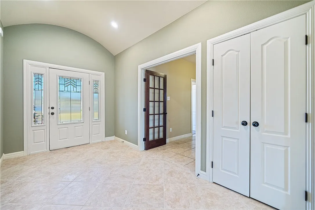 3 bed, 2.0 bath, 2036 sqft, $3,200 — Photo 3