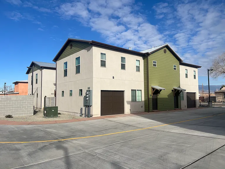 2 Bed Contemporary Town Homes in Fantastic North Valley Community — Photo 7