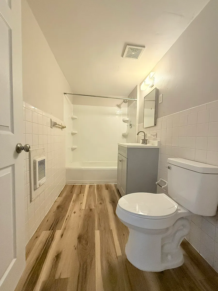 Building Photo - 302 N Spring St #7