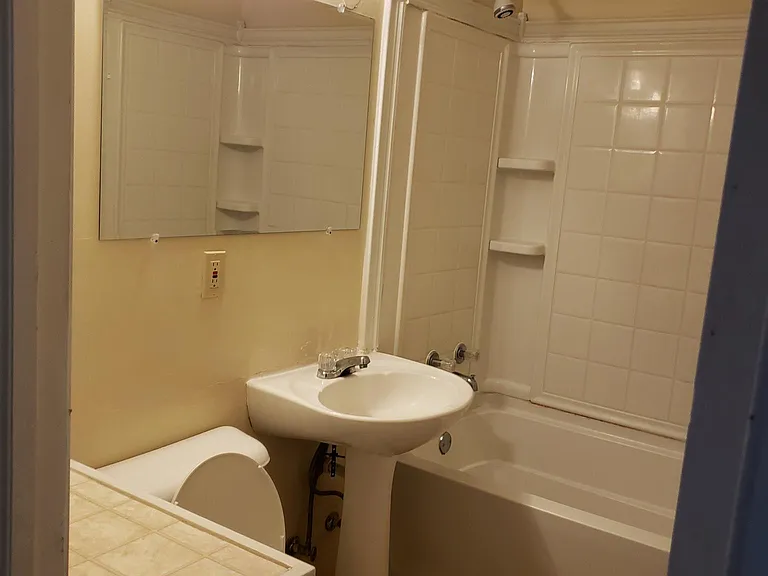 Bathroom showing toilet, sink and tub/shower