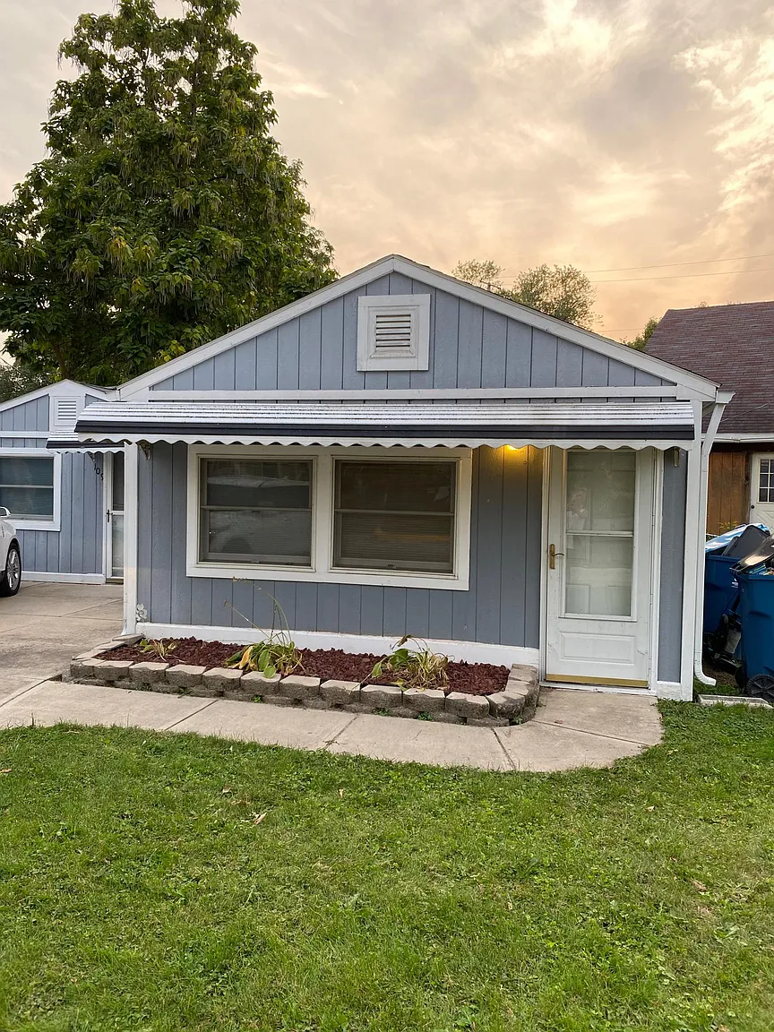 109 Silvern St photo 1
