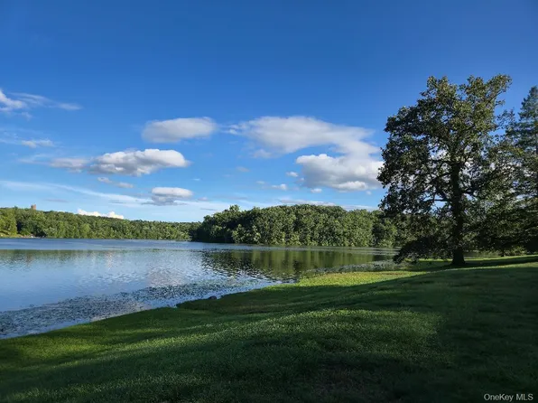 731 Panorama Dr, Mohegan Lake, NY 10547