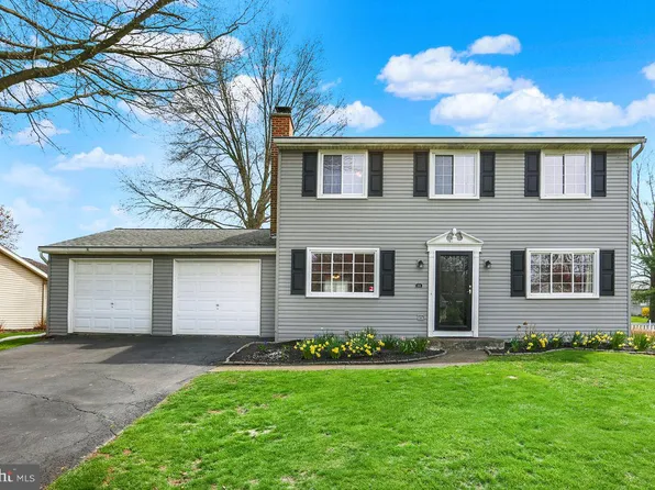 1111 Granada Ln, Mechanicsburg, PA 17055