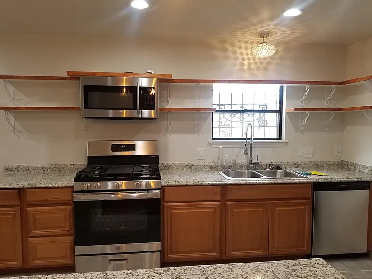 6830 Greenhurst St — Photo 17
