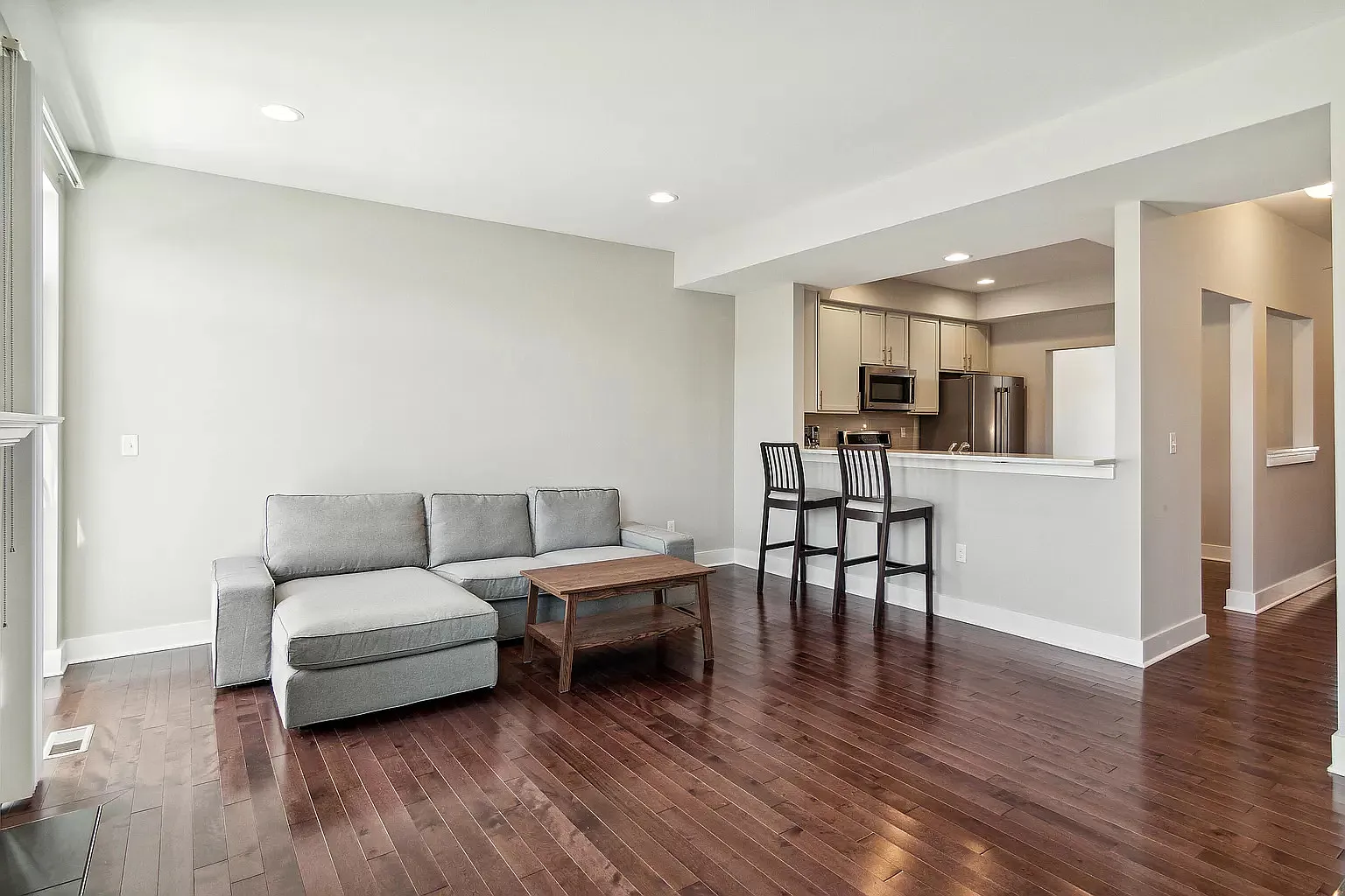 3 bed, 3.5 bath, 2197 sqft, $3,295 — Photo 4