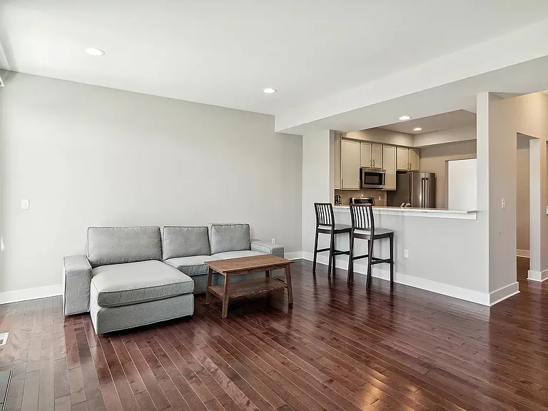 2535 W Towne St — Photo 4