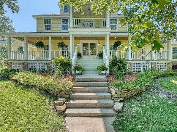 1266 E Pineshadows Dr, Sour Lake, TX 77659