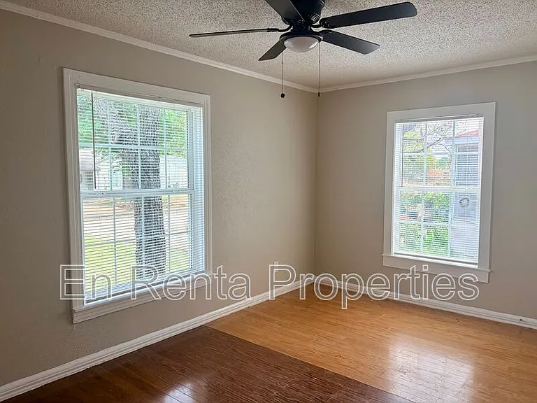 601 W Beach St — Photo 11