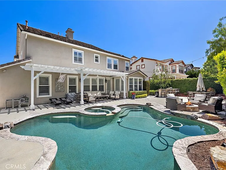 8 Victoria Ln — Photo 3